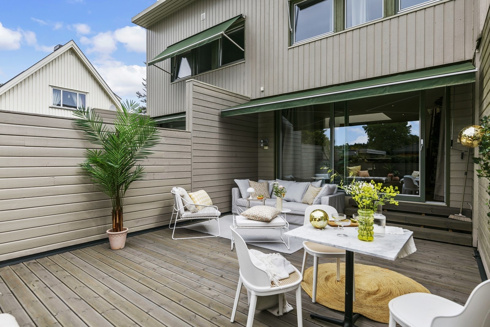 Her får du en lun og fin terrasse. Skjermet og solrik! Nye terrassebord 2021, utestikkontakter. Her kan man skape en idyllisk og grønn oase! Galleribilde