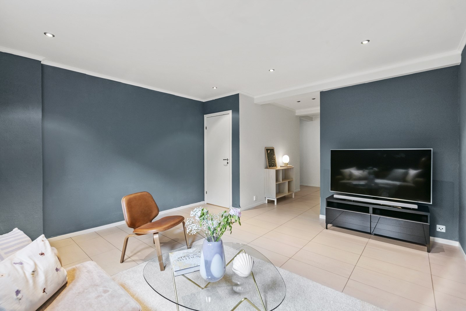 Kjellerstue er perfekt om man skal dele seg opp, kanskje treningsrom, til gjester eller hjemmekontor?
Luftig og fint med god takhøyde. Galleribilde