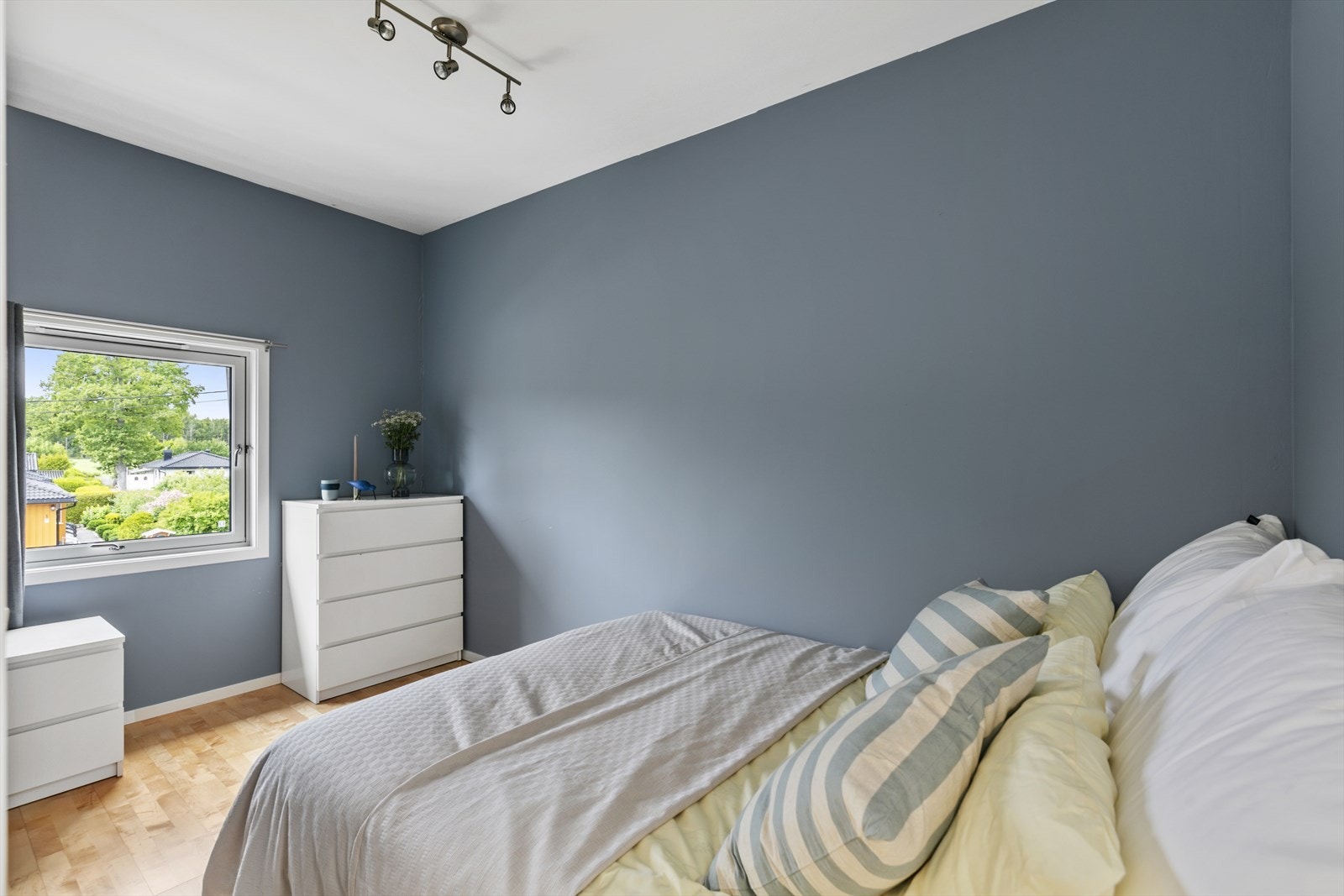 I boligens andre etasje finner du 3 hyggelige soverom, godt med plass og fine fargetoner. Galleribilde