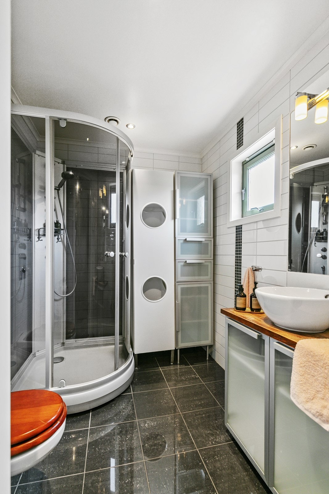 Bad i første etasje med kabinett, skap, wc og vask. Gulvvarme og downlights. Galleribilde