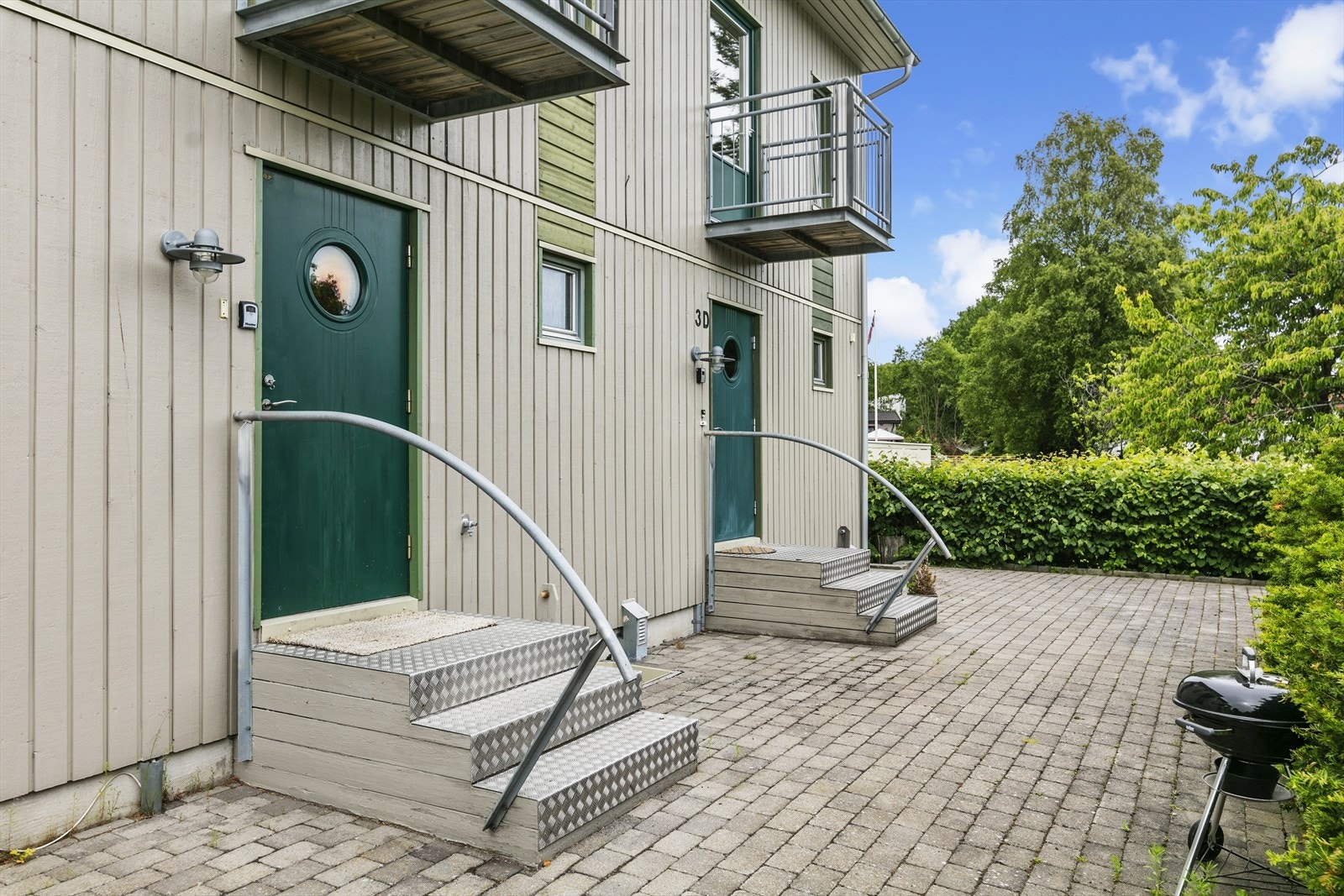 Inngangsparti med steinbelagt gårdsplass. Galleribilde