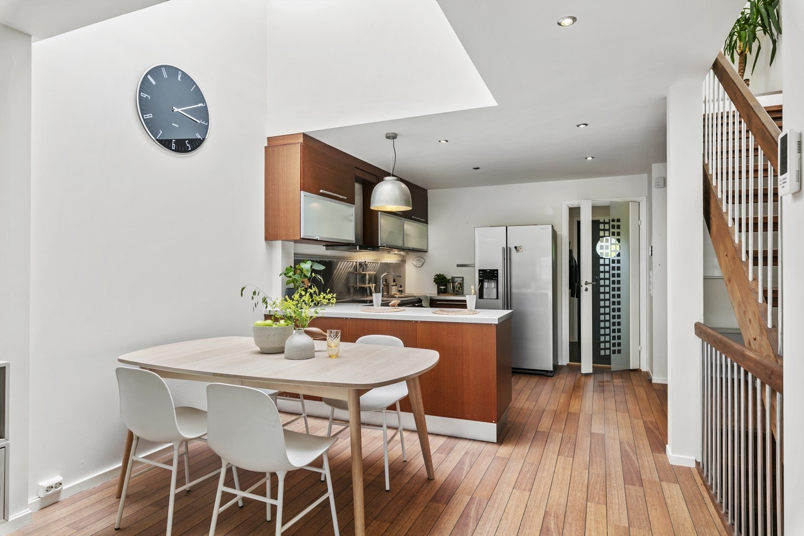 Downlights i himling gir en god grunnbelysning. Her kan man spise middag og se på stjernene, opp lyssjakten og gjennom glasskuppelen. Galleribilde