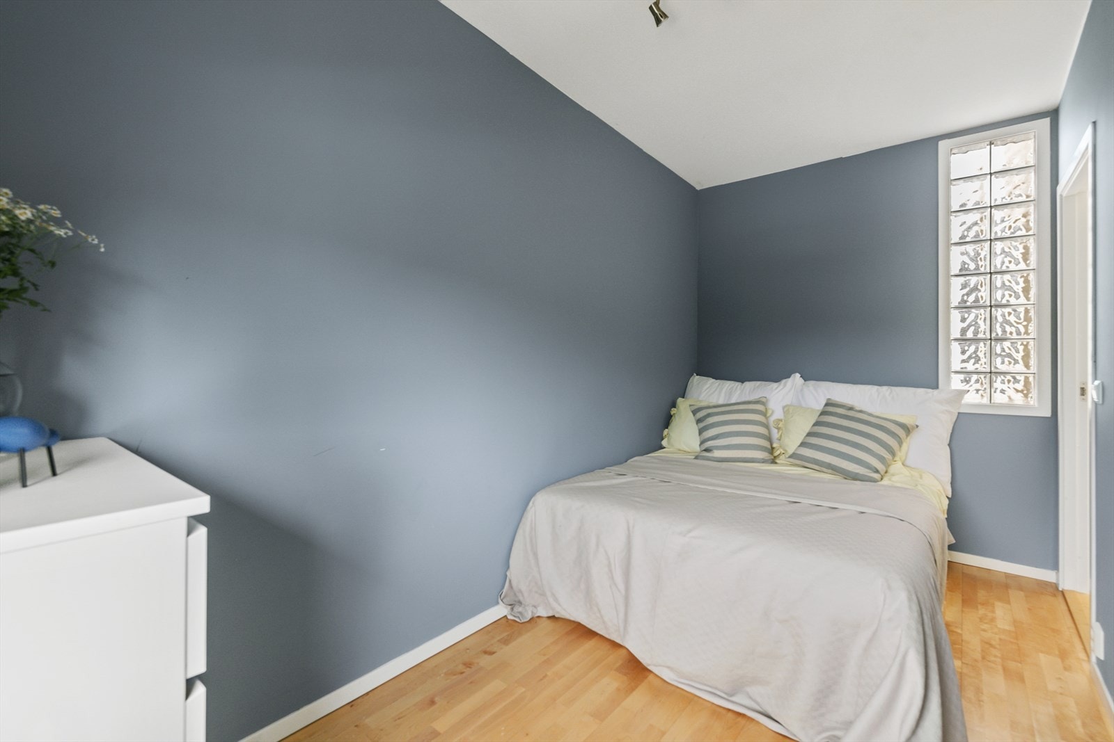 I boligens andre etasje finner du 3 hyggelige soverom, godt med plass og fine fargetoner. Galleribilde