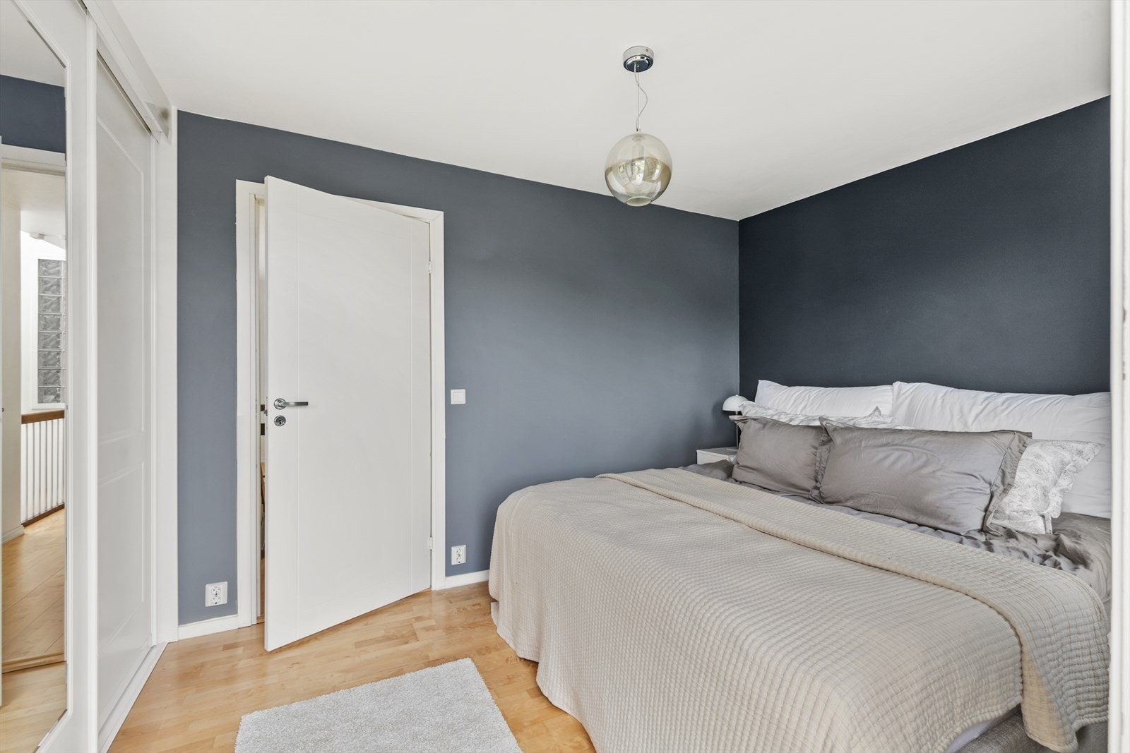 Skyvedørsgarderobe på hovedsoverommet. Galleribilde