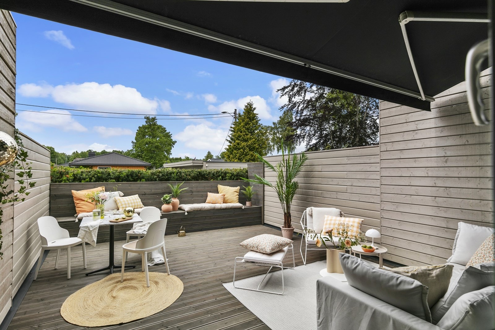 Her får du en lun og fin terrasse med markise. Skjermet og solrik! Nye terrassebord 2021, utestikkontakter. Her kan man skape en idyllisk og grønn oase! Galleribilde