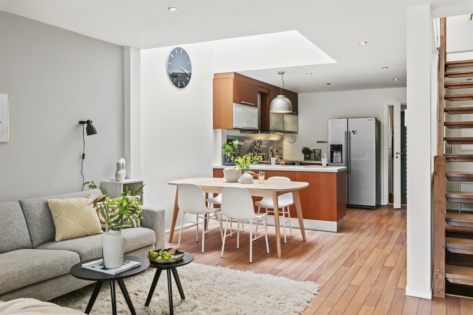 Et stort og åpent rom med god plass til både sofagruppe og spisebord. Galleribilde