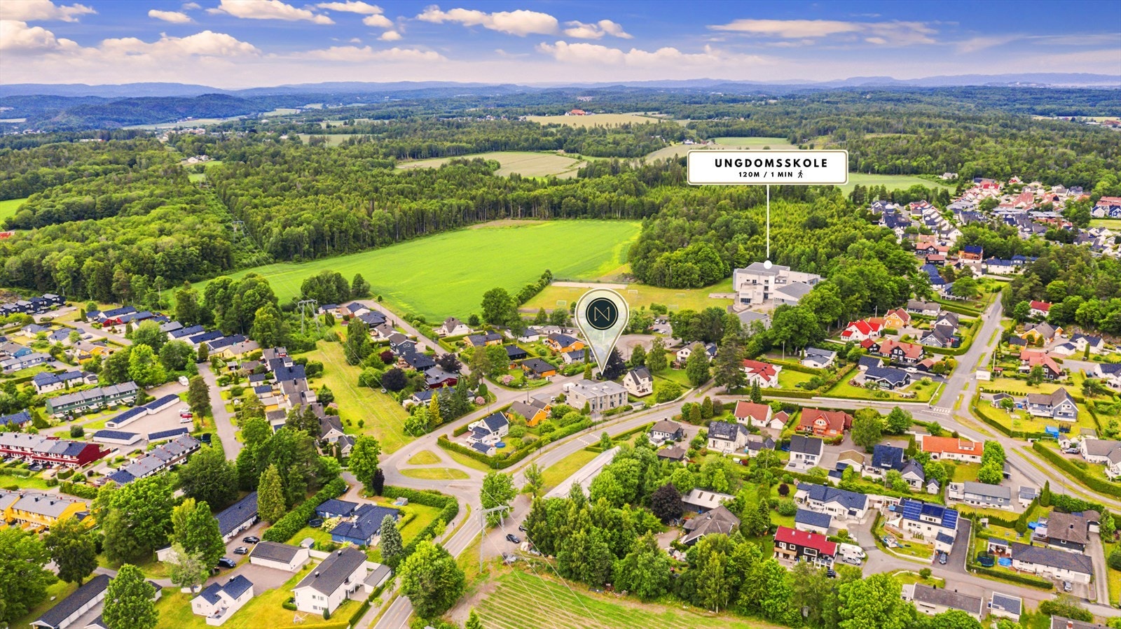 I området finnes barnehager, skoler, butikker og offentlig kommunikasjon. Et ettertraktet nabolag med et godt bomiljø. Galleribilde
