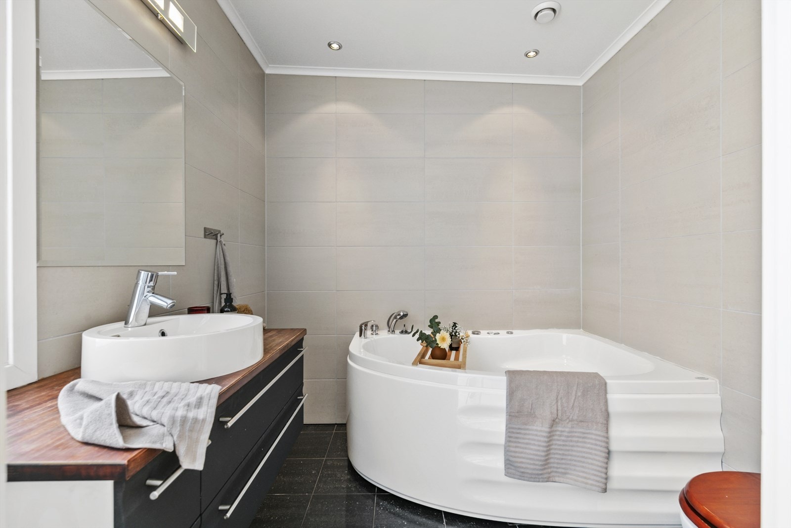 Bad i andre etasje med wc, vask og badekar. Lysinnslipp fra glassbyggerstein.
Gulvvarme og downlights. Galleribilde