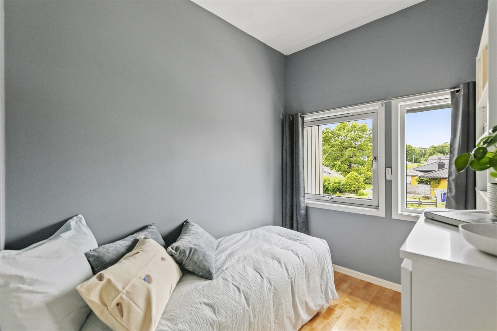 I boligens andre etasje finner du 3 hyggelige soverom, godt med plass og fine fargetoner. Galleribilde