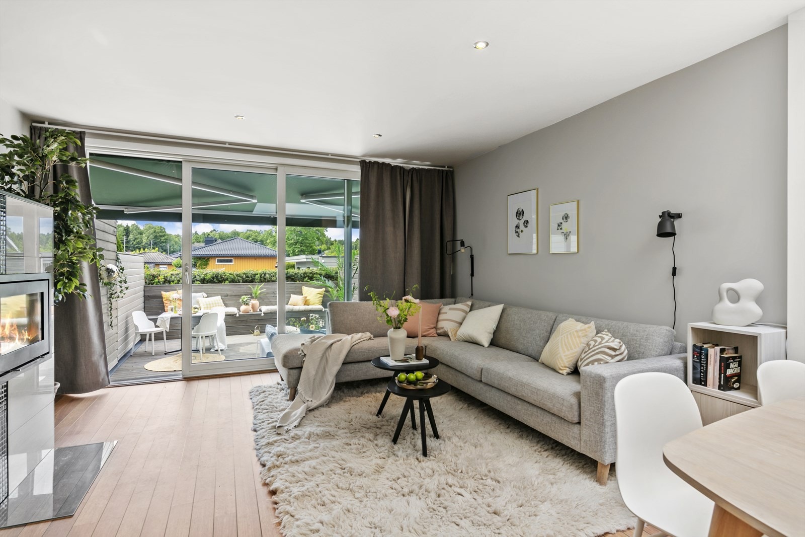 Et stort og åpent rom med god plass til både sofagruppe og spisebord. Galleribilde