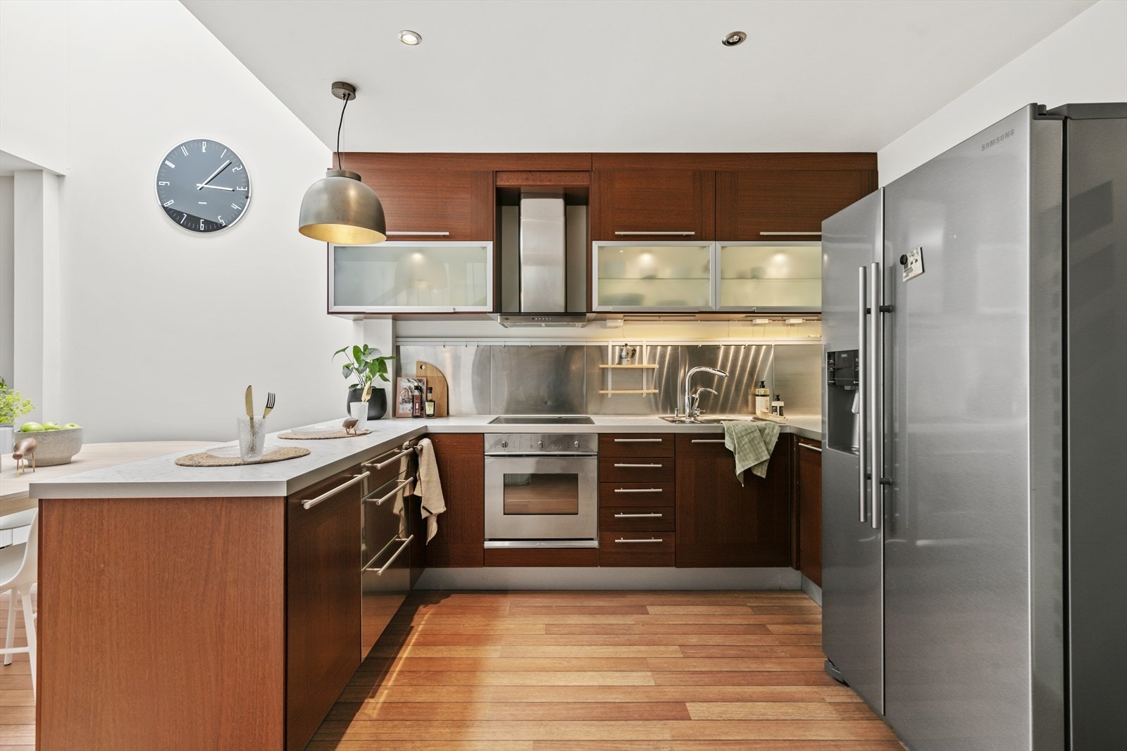 Her får du et moderne og tidløst kjøkken med masse plass og integrerte hvitevarer. Galleribilde