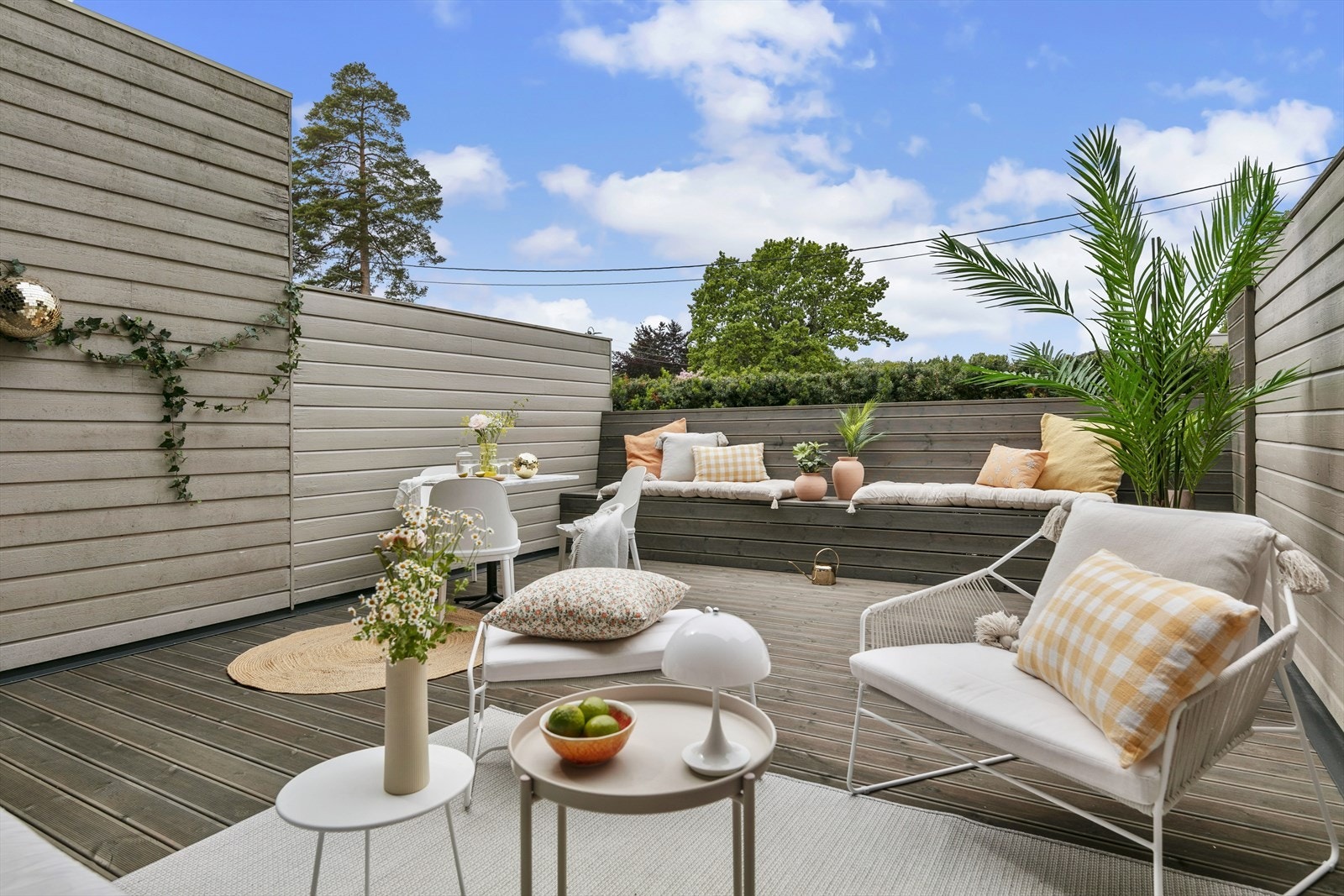 Her får du en lun og fin terrasse. Skjermet og solrik! Nye terrassebord 2021, utestikkontakter. Her kan man skape en idyllisk og grønn oase! Galleribilde