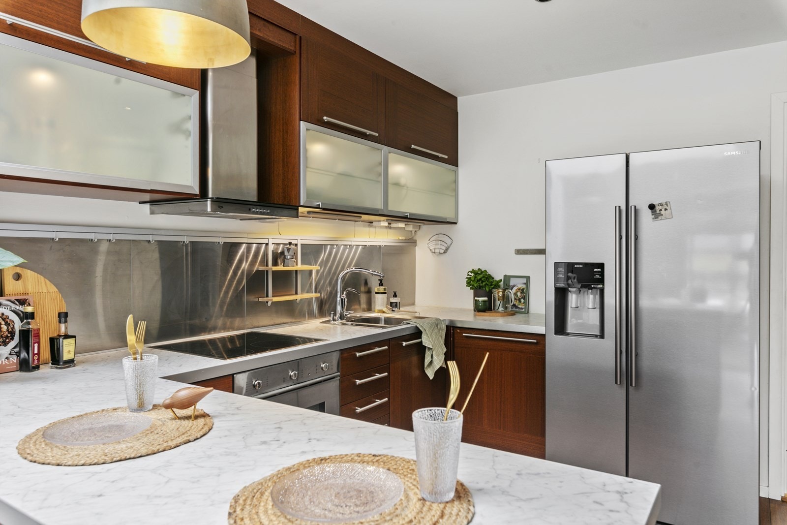 Side-by-side kjøleskap fra Samsung med isbitmaskin. Perfekt til varmen og en deilig sommerdag :) Galleribilde