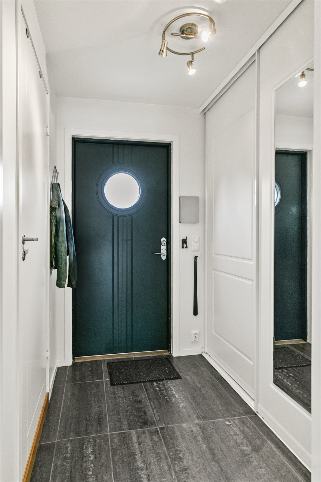 Entré med gulvvarme, fliser og skyvedørsgarderobe. Galleribilde