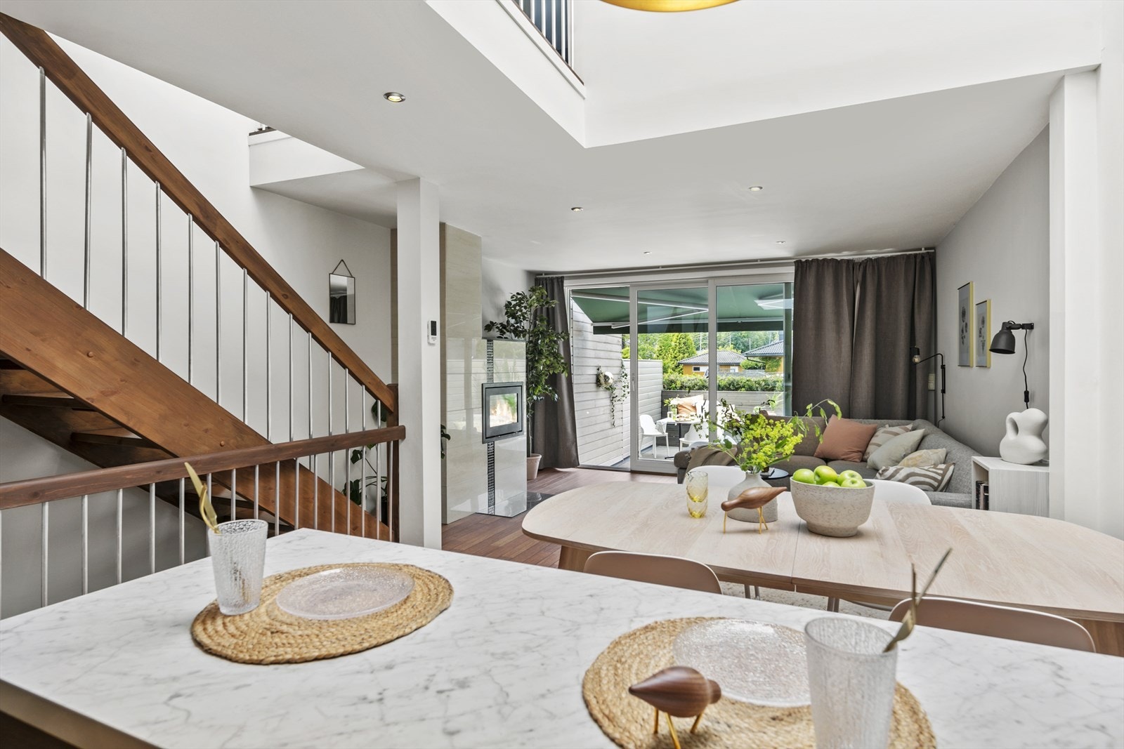 Benken på halvøya gir deg god med ekstra plass til matlaging, baking, frokost og ikke minst servering. Helt ypperlig til bursdager/ middager hvor det er selvbetjening. Galleribilde