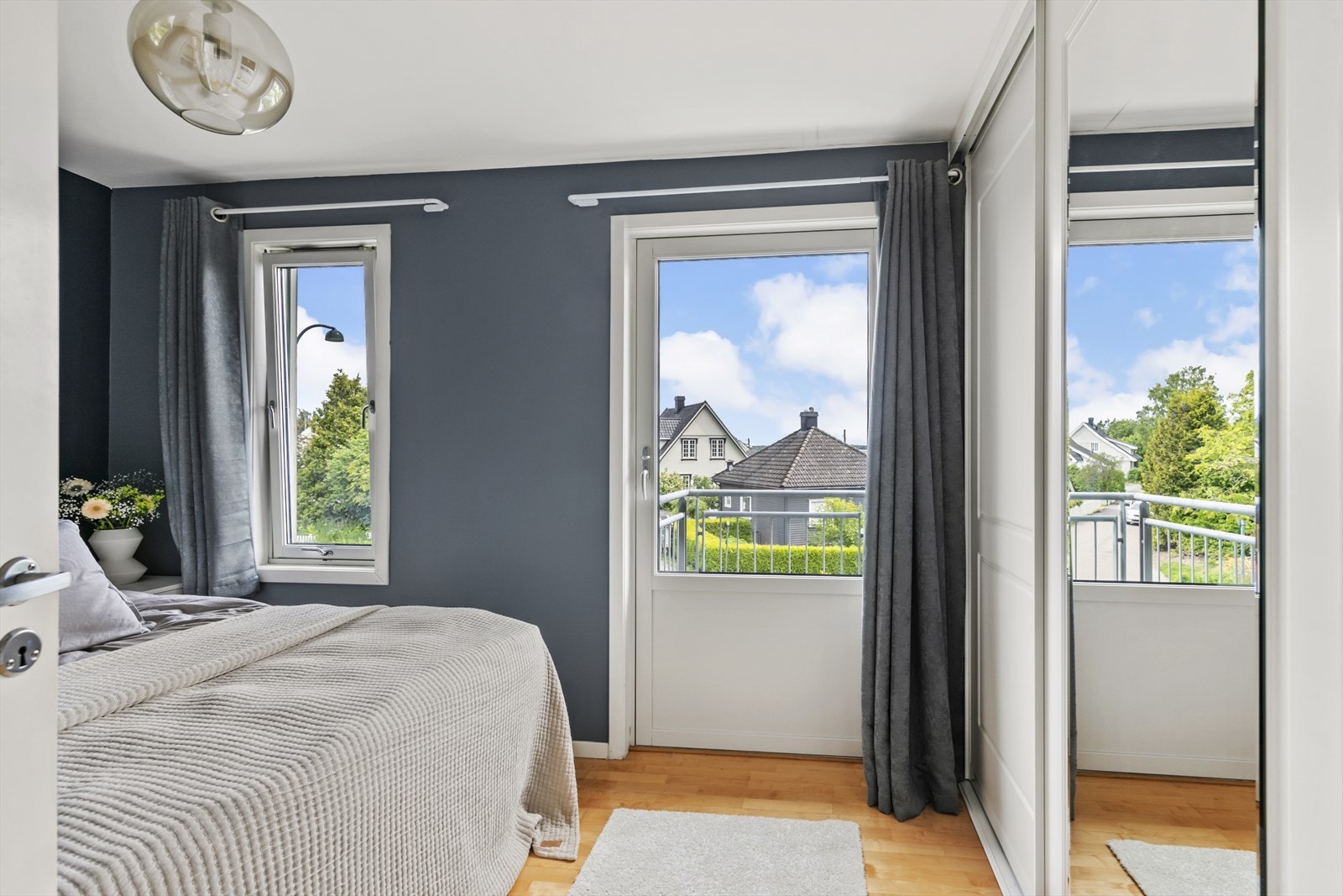 I boligens andre etasje finner du 3 hyggelige soverom, godt med plass og fine fargetoner. Galleribilde