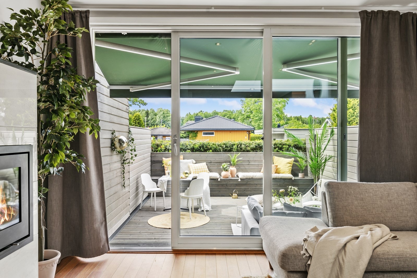 Stor skyvedør ut til terrassen, markise er montert. Her er det lunt, fint og usjenert. Galleribilde