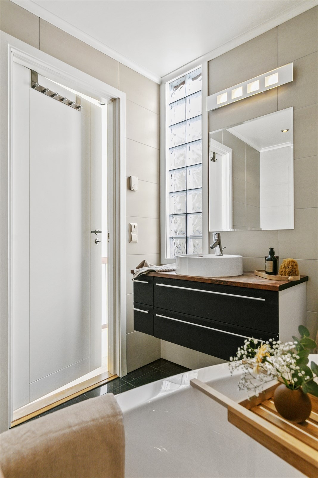 Bad i andre etasje med wc, vask og badekar. Lysinnslipp fra glassbyggerstein. Galleribilde