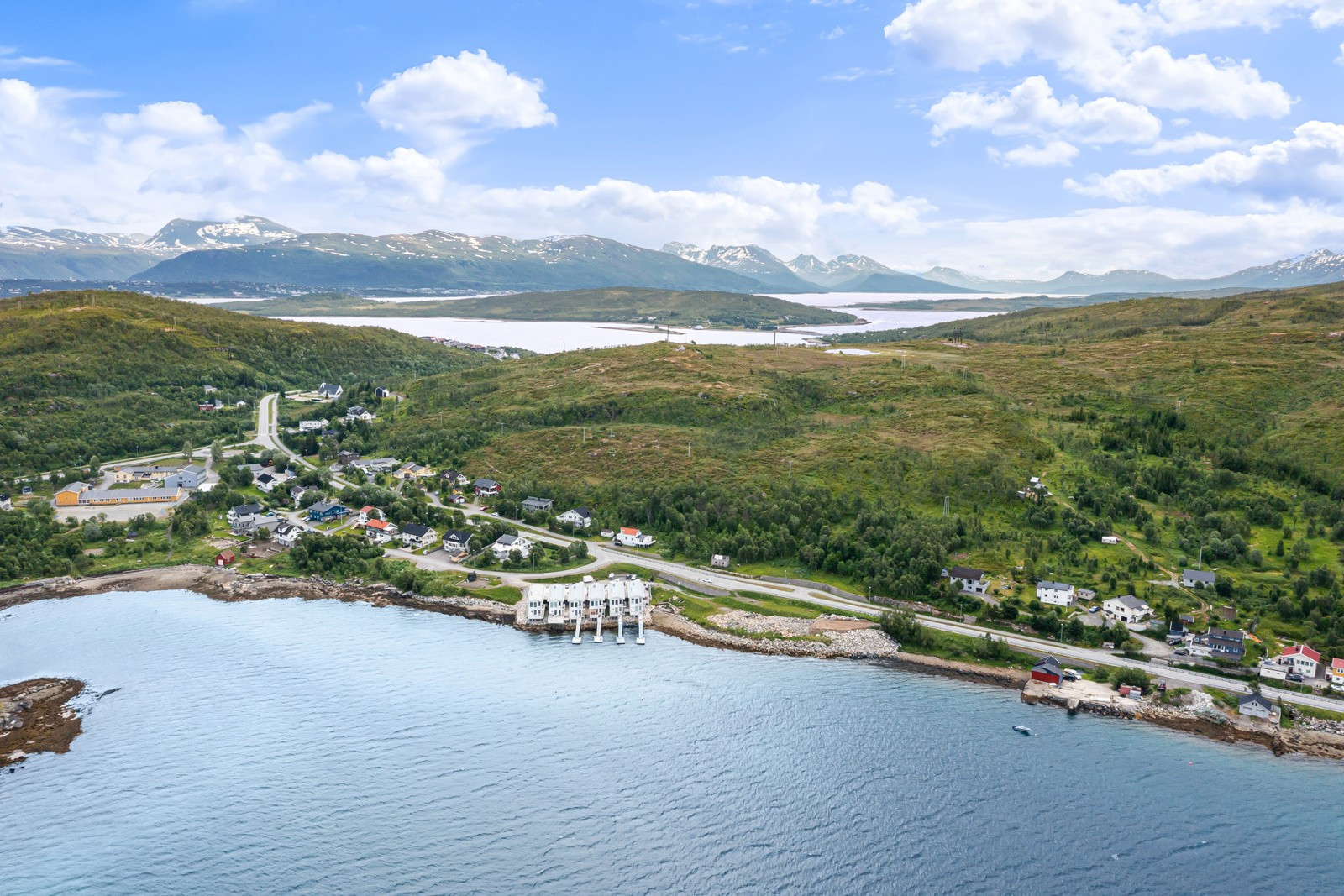 Herfra er det gangavstand til Eide handel, skoler og barnehager. Ca. 10 miuntters kjøretur til Tromsø sentrum hvor en finner de fleste fasiliteter!
