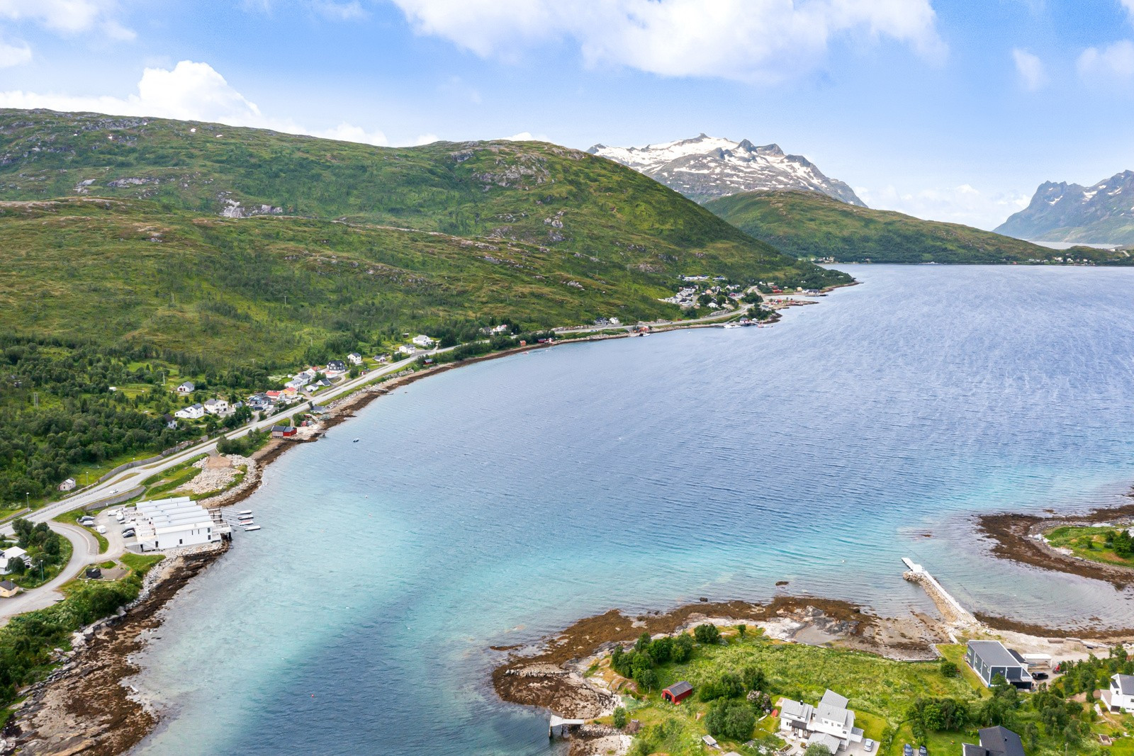 Tomten ligger i et fantastisk område i Kaldfjord med nydelig sjøutsikt