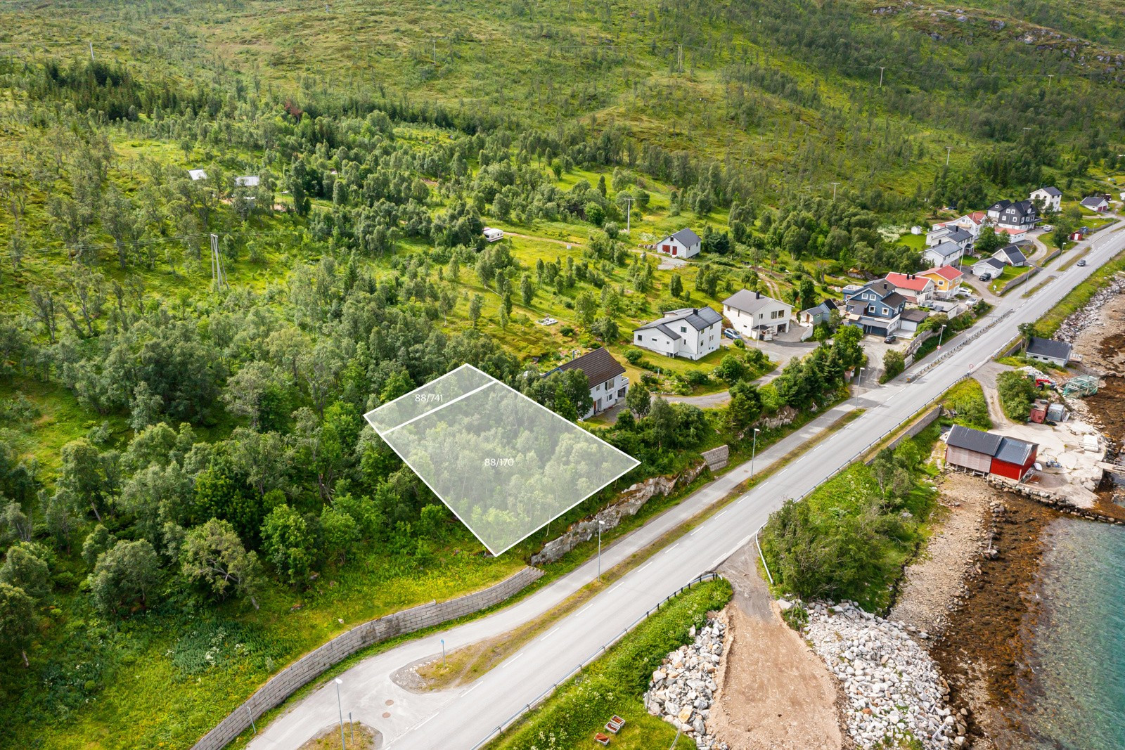Velkommen til Fjordvegen 102 - Presentert av SNE Eiendomsmegling ved Robin C. Lund!