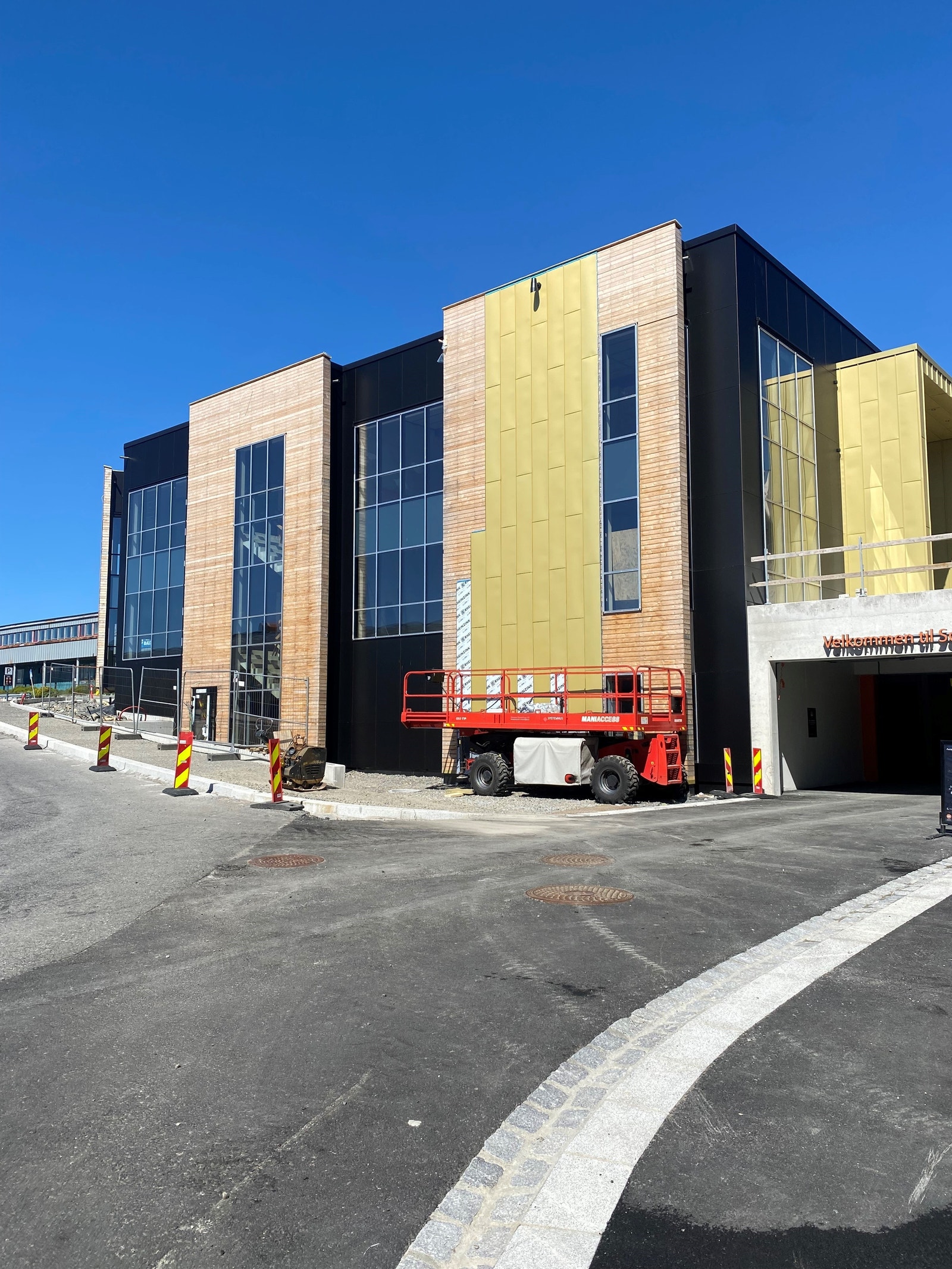 Vi har begynt å få på fasadeplater også på Miljøbygg 1. Dette bygget har ca 750 kvm BTA næring/ butikk/ kontor i hver av de to etasjene. Galleribilde