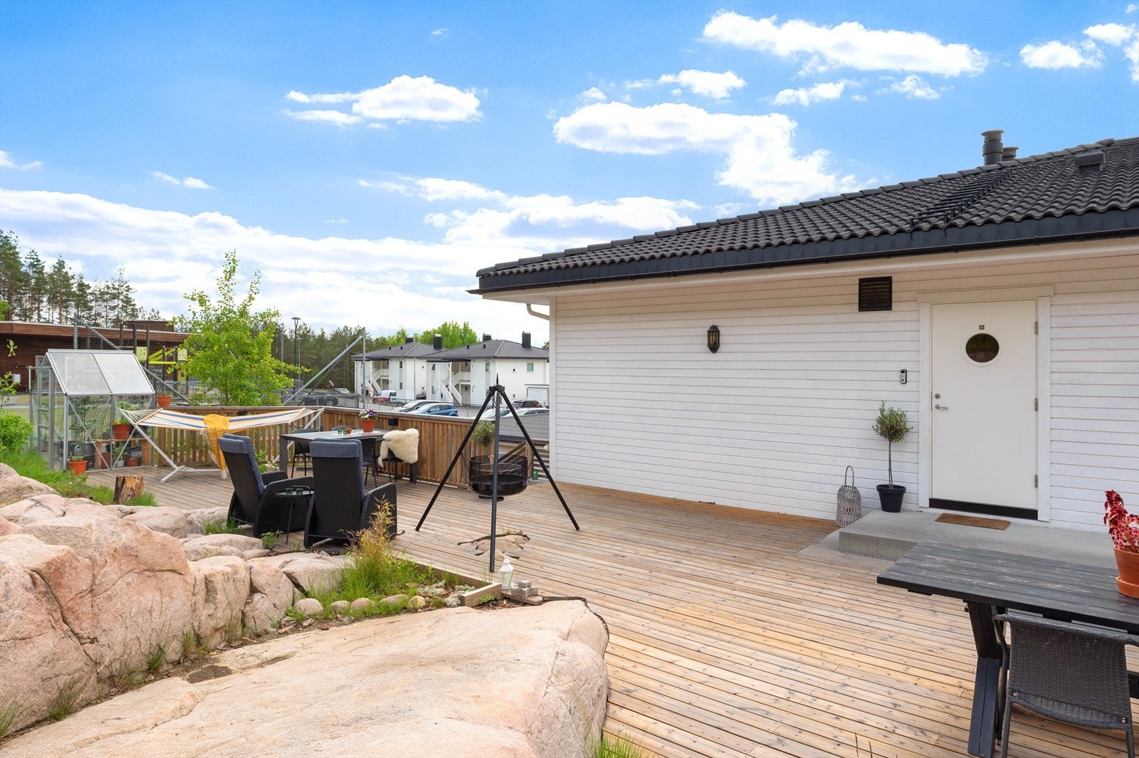 Hyggelig opparbeidet uteplass. Uteplassen ligger på sameiets fellesareal. Galleribilde