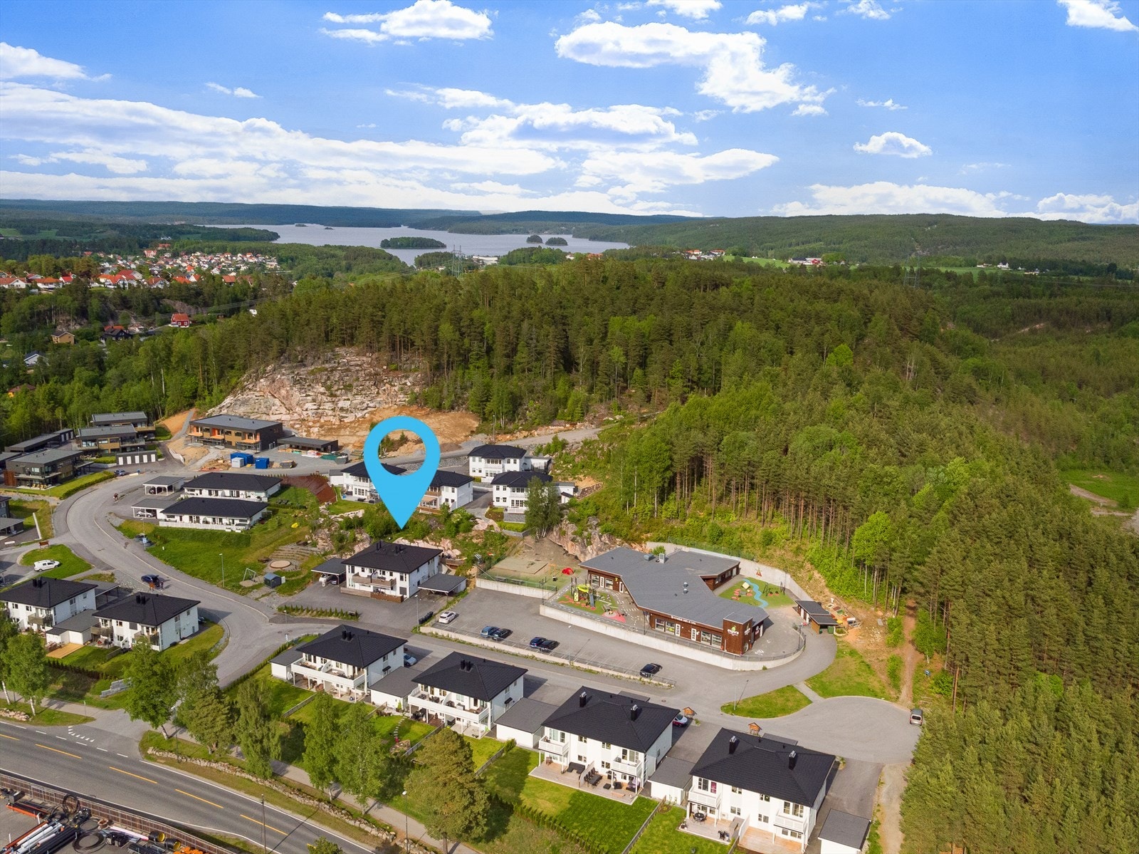 Området har flotte tur- og aktivitetsmuligheter i Oreidskogen og videre til Ertemarka. Femsjøen i bakgrunn. Galleribilde