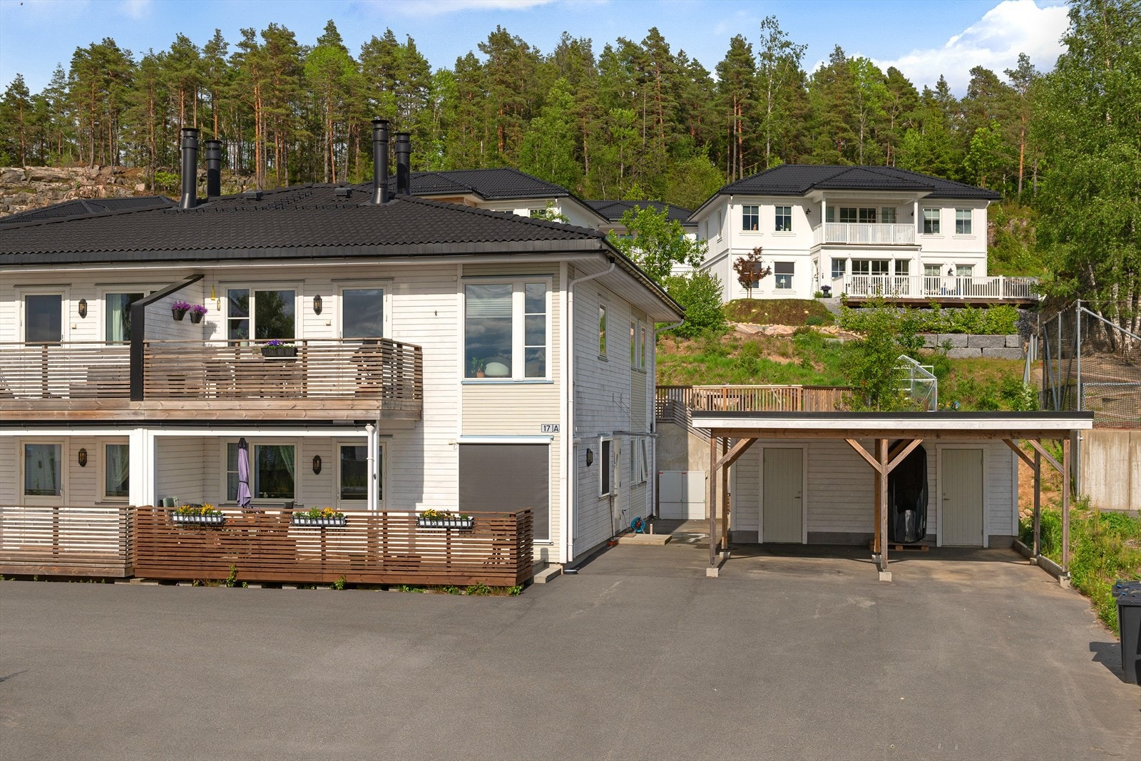 Carport med sportsbod tilhører leiligheten. Galleribilde