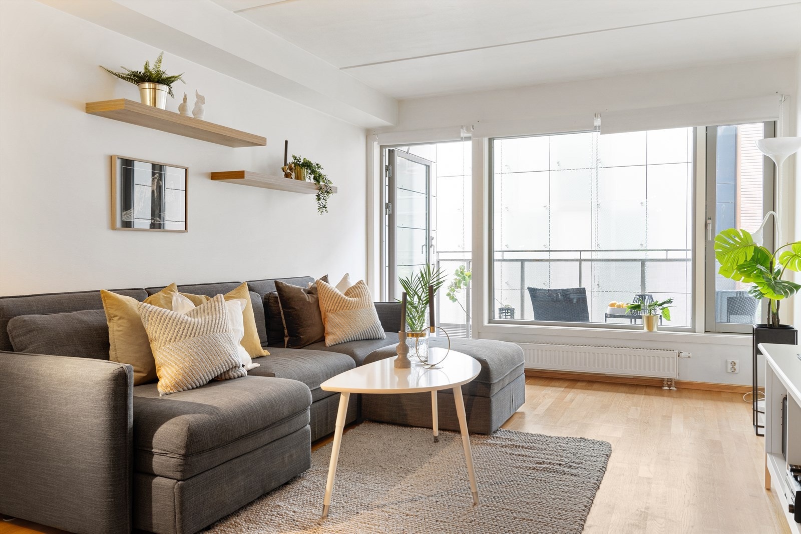 Lys og lekker leilighet fra 2007 med gjennomgående god standard Galleribilde