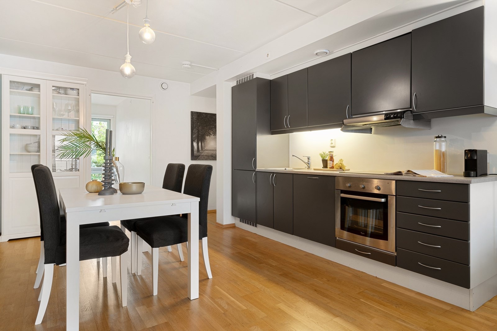 Moderne innredning med god plass til spisebord Galleribilde