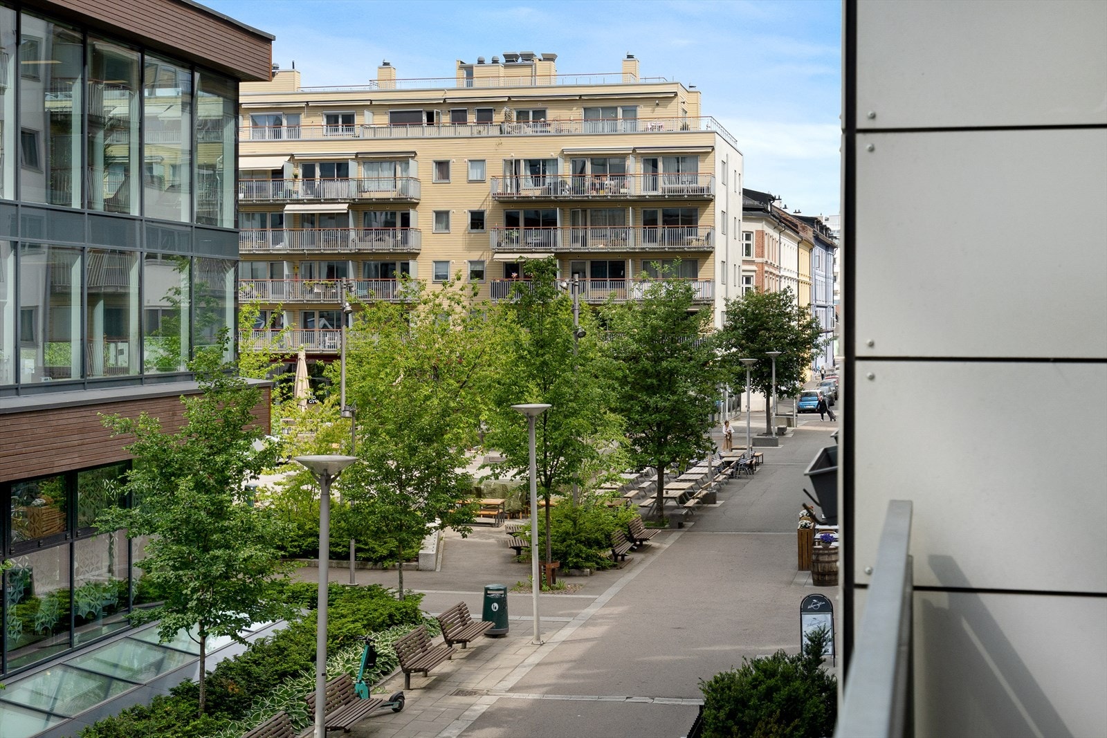 Utsikt fra balkongen mot Teaterplassen Galleribilde