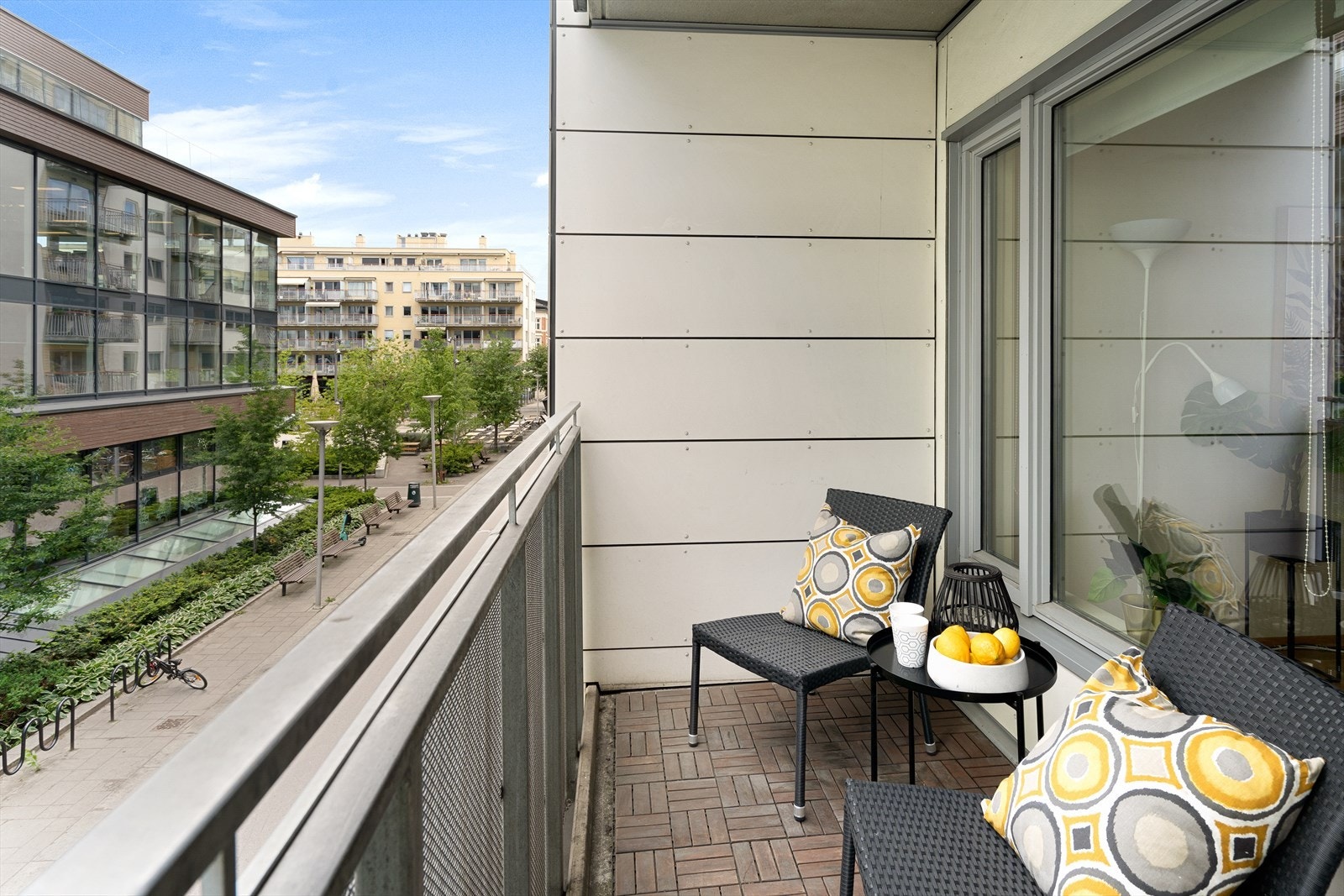 Lys vestvendt balkong med plass til møbler og grill Galleribilde