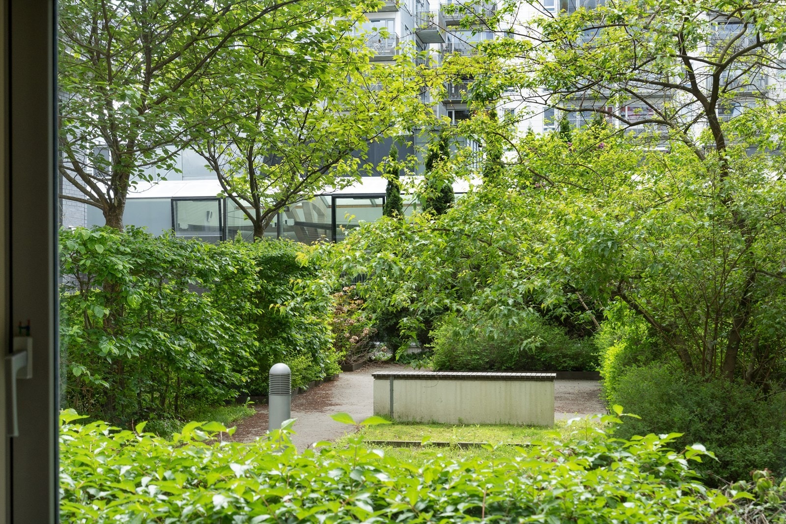 Utsikt fra begge soverom til sameiets private bakhage Galleribilde