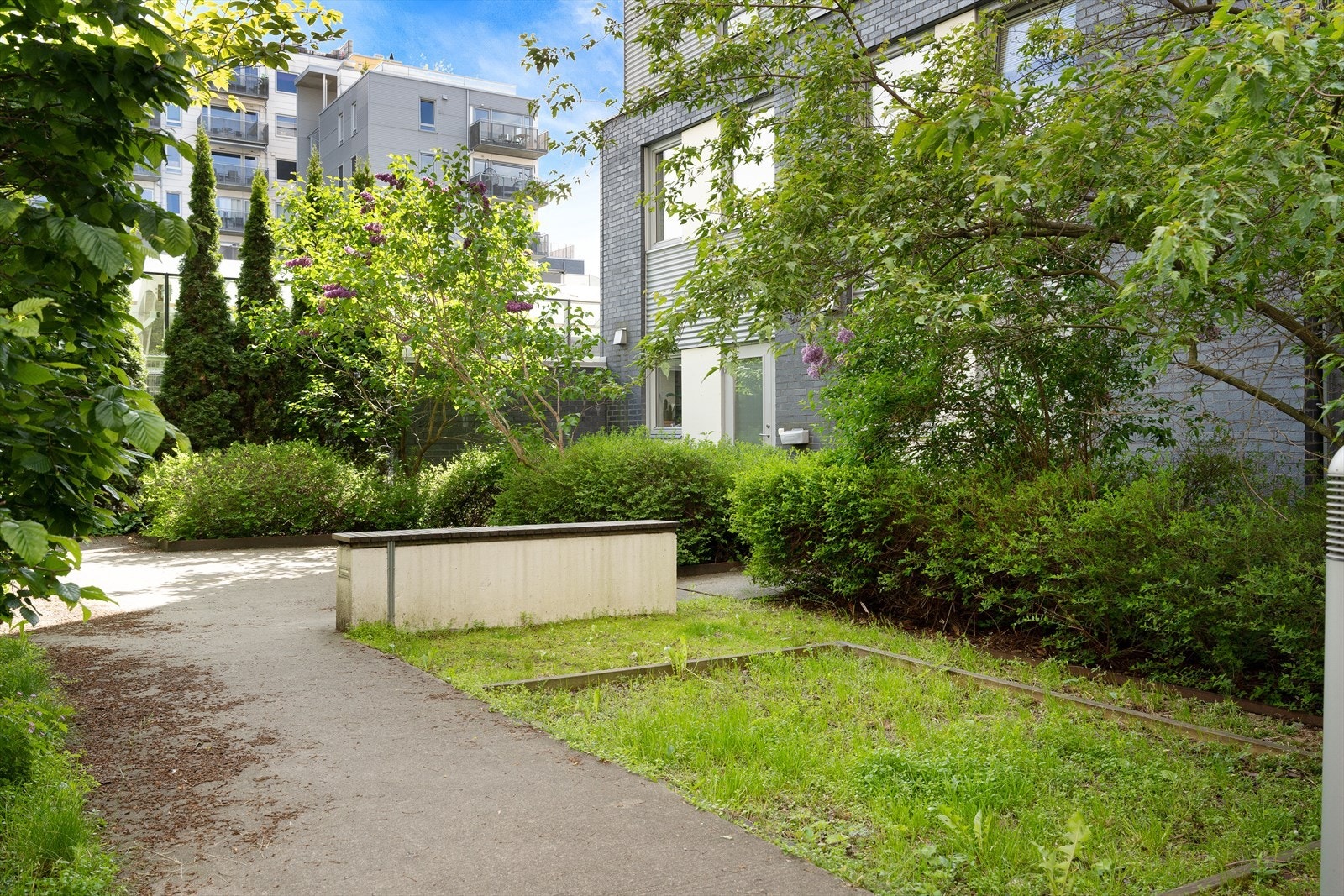 - Sameiet har tilgang til flott privat bakhage - Galleribilde