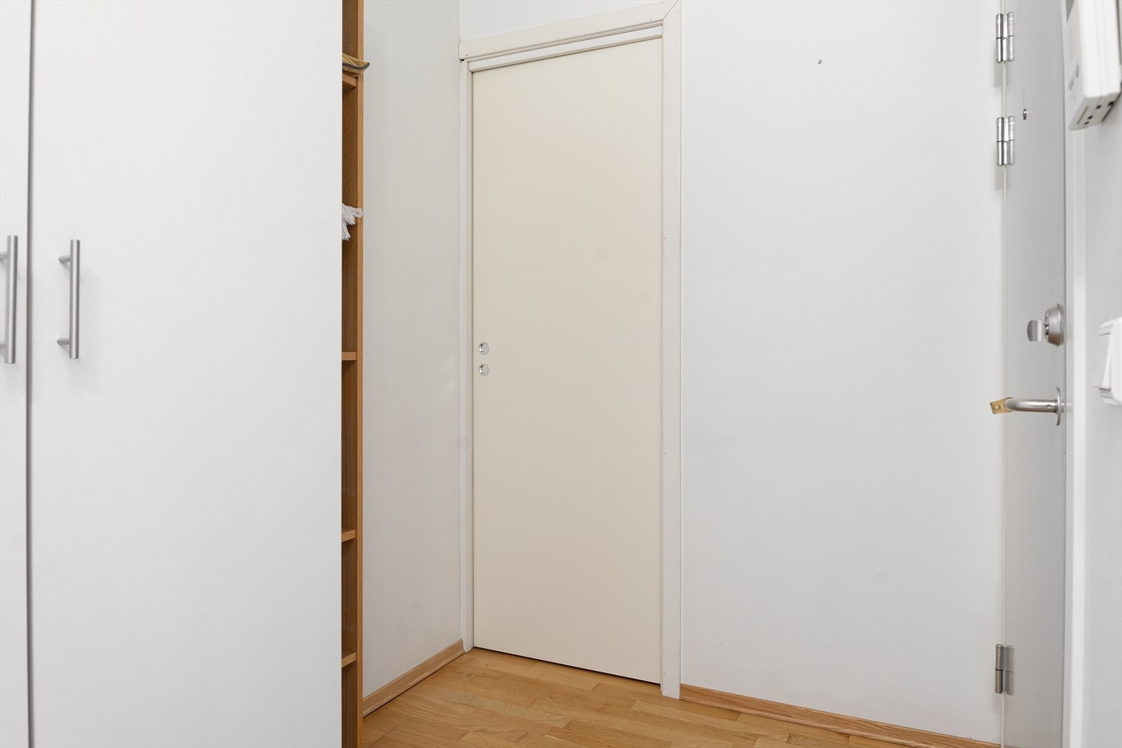 Entré med elektronisk dørlås og adkomst til innebod Galleribilde