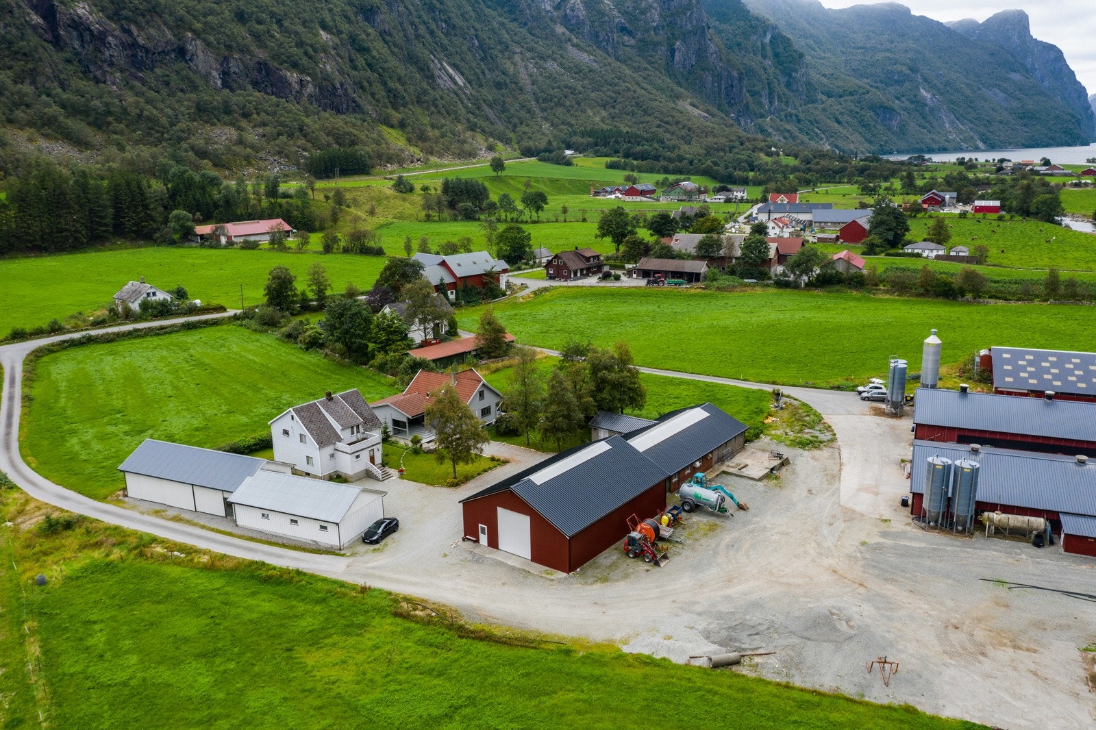 Gårdsbruket ligger fint til i Frafjorden med all dyrket mark i nærheten av tunet Galleribilde