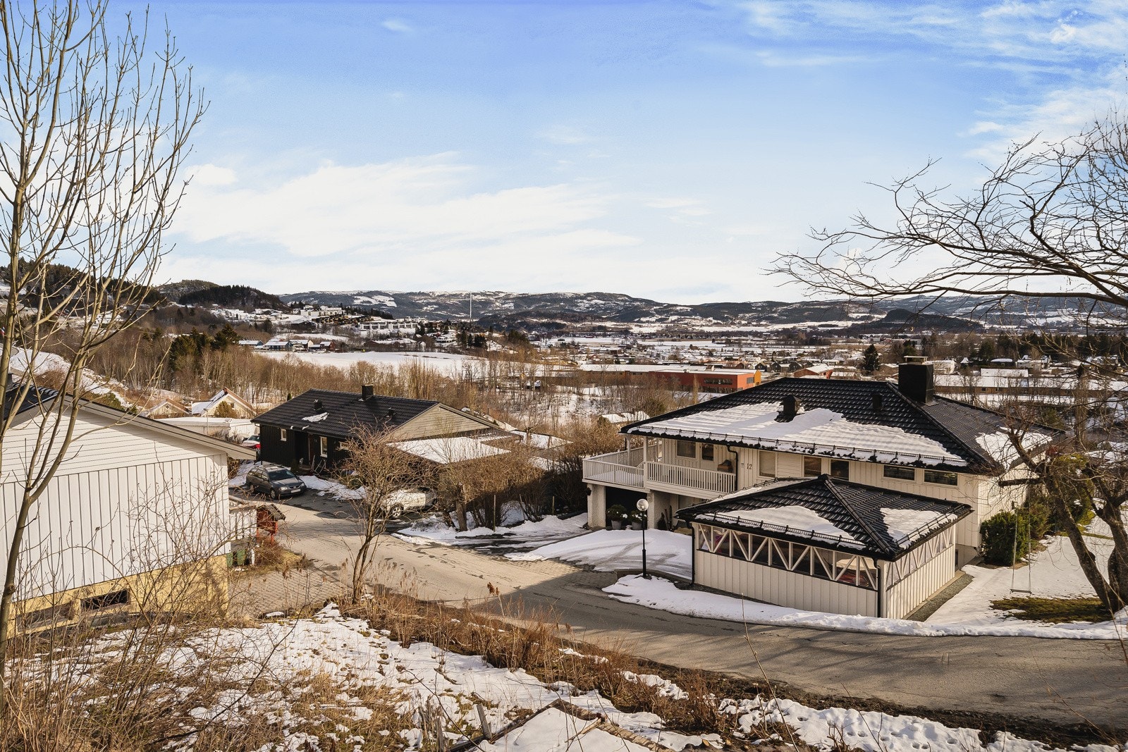 Det tillates oppført 1-2 boenheter pr. daa, utformet som eneboliger/eneboliger med sekundærleilighet, 2-4-mannsbolig, kjedehus eller rekkehus Galleribilde