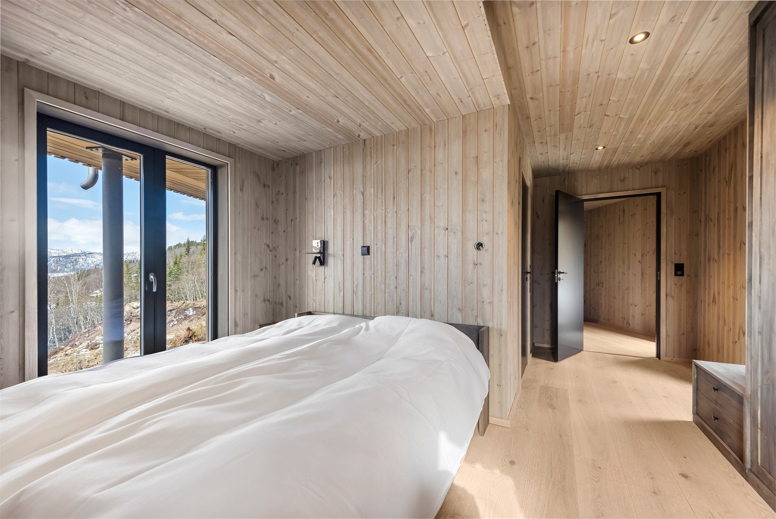 Hovedsoverommet er romslig med eget baderom Galleribilde