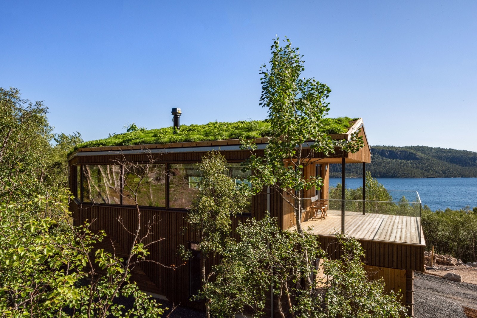 Det er to terrasser med morgensol mot øst og ettermiddag og kveldssol mot sydvest Galleribilde