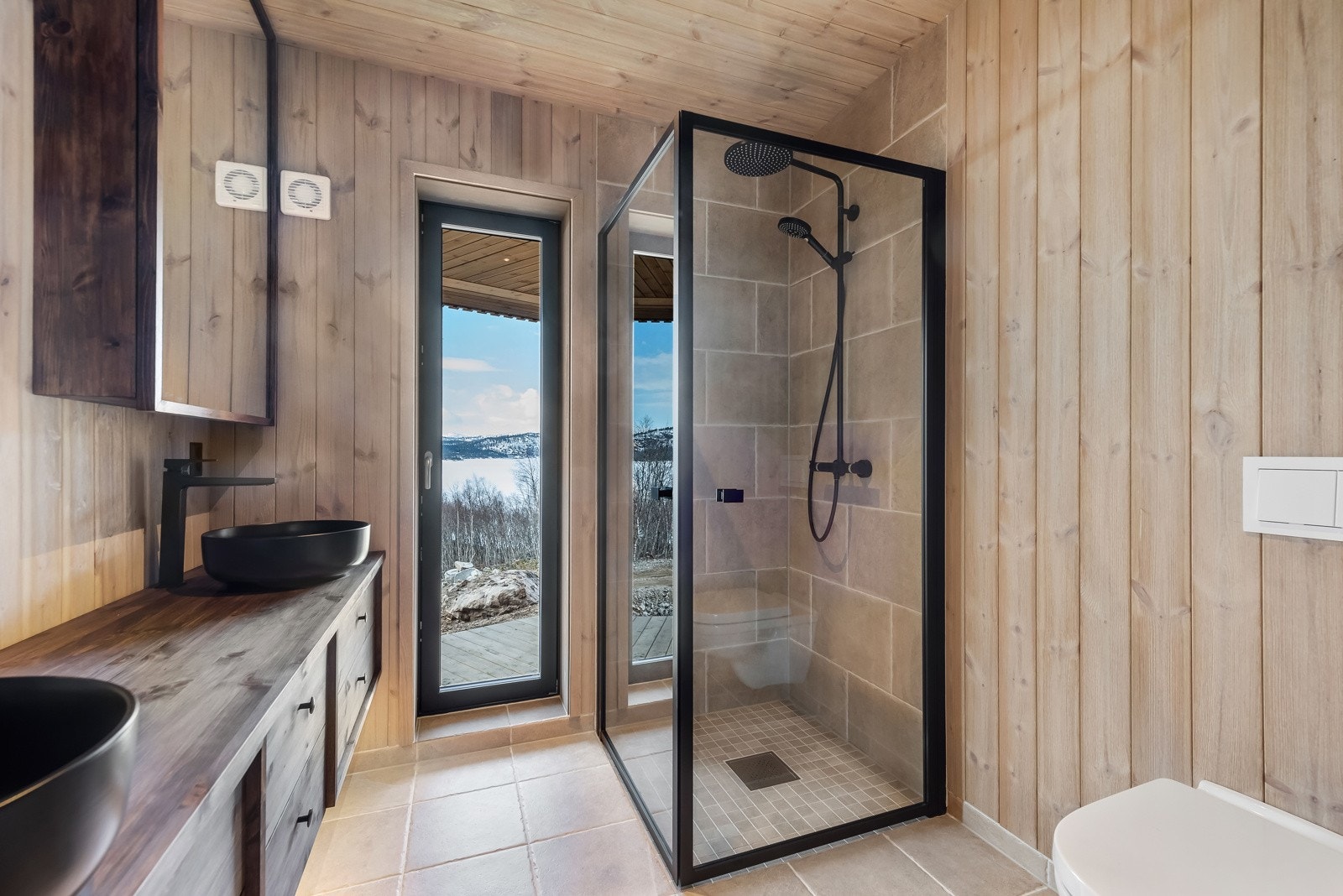 Det er to bad i hytta. Dette er hovedbadet Galleribilde