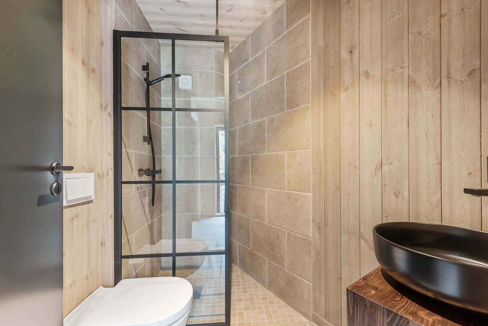 Baderom 2 med toalett og dusjhjørne Galleribilde