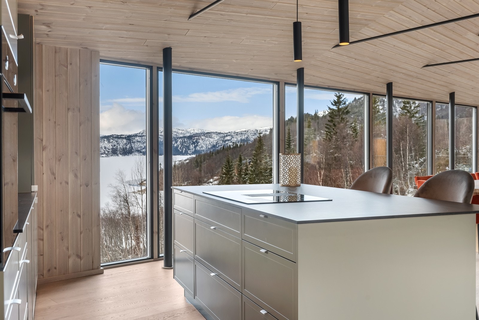 Romslig kjøkkenøy som gir god lagringsplass og store arbeidsflater Galleribilde