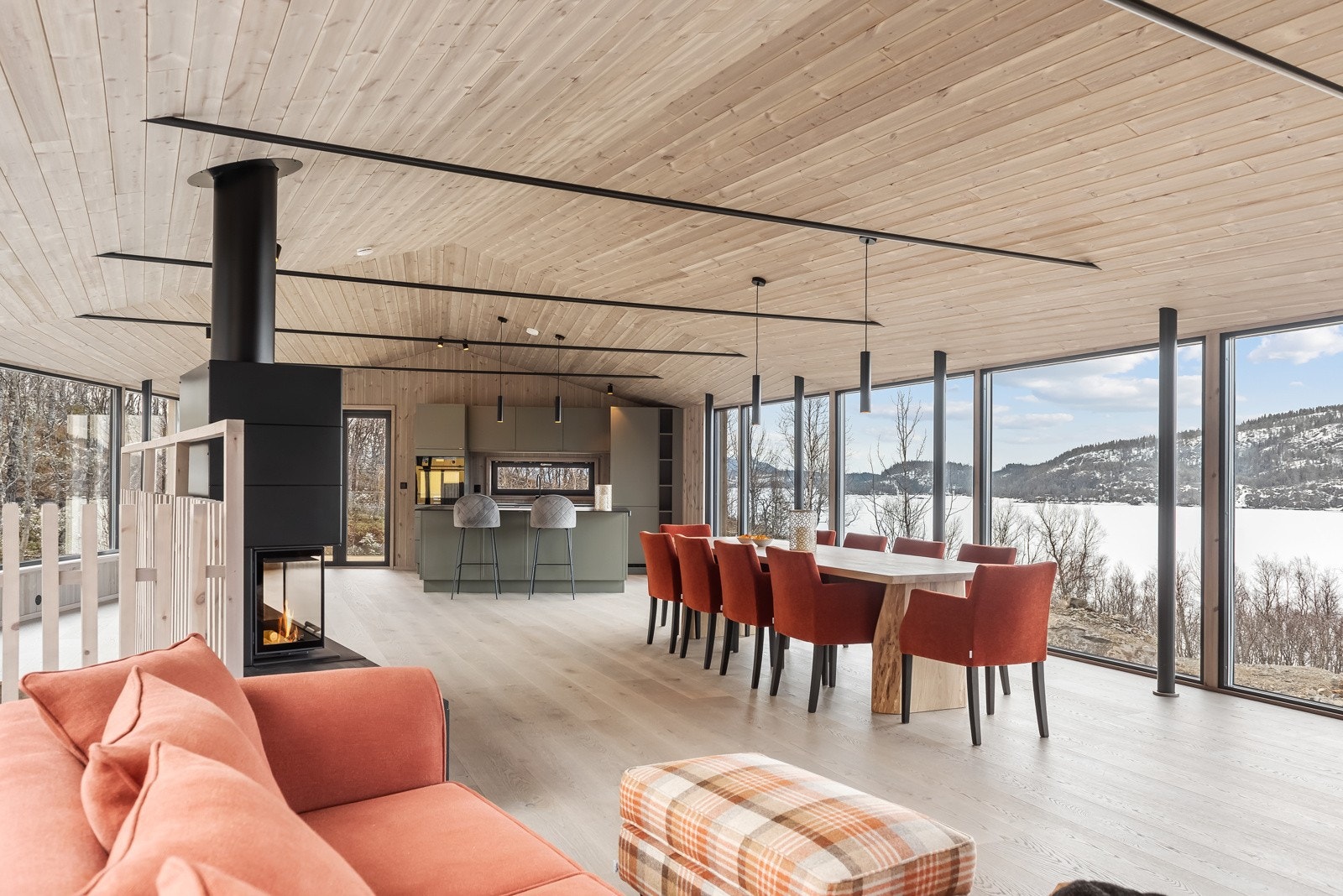 Stuen har mye vindusflater som slipper inn mye naturlig dagslys Galleribilde