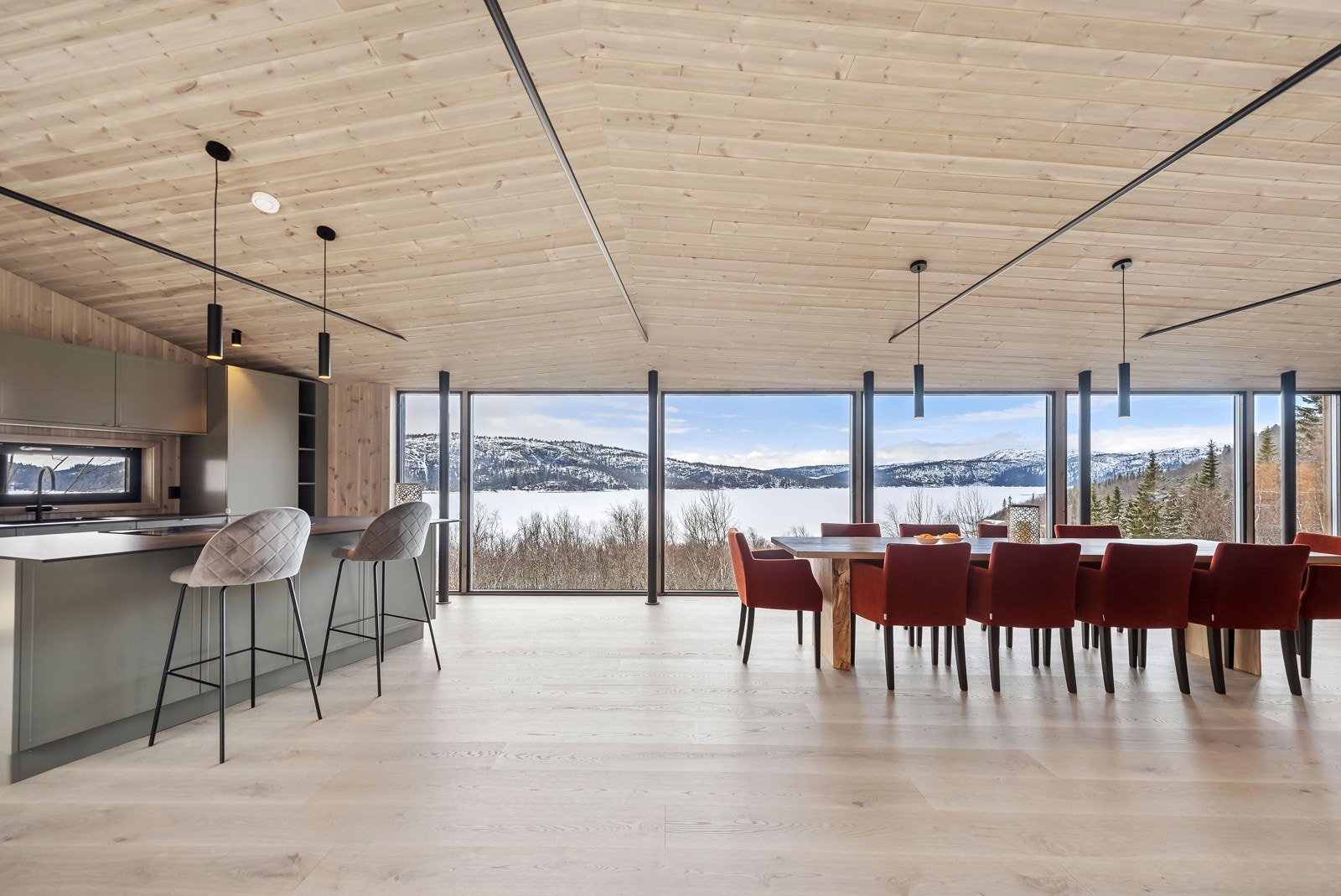 Det følger med motorisert solskjerming på vinduene i stuen Galleribilde