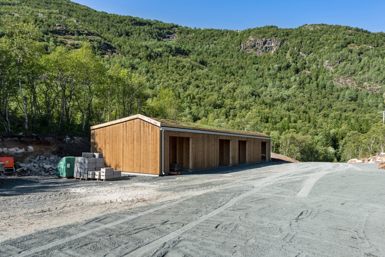 Garasjeplass i felles garasjeanlegg medfølger. Her er det også en sportsbod Galleribilde