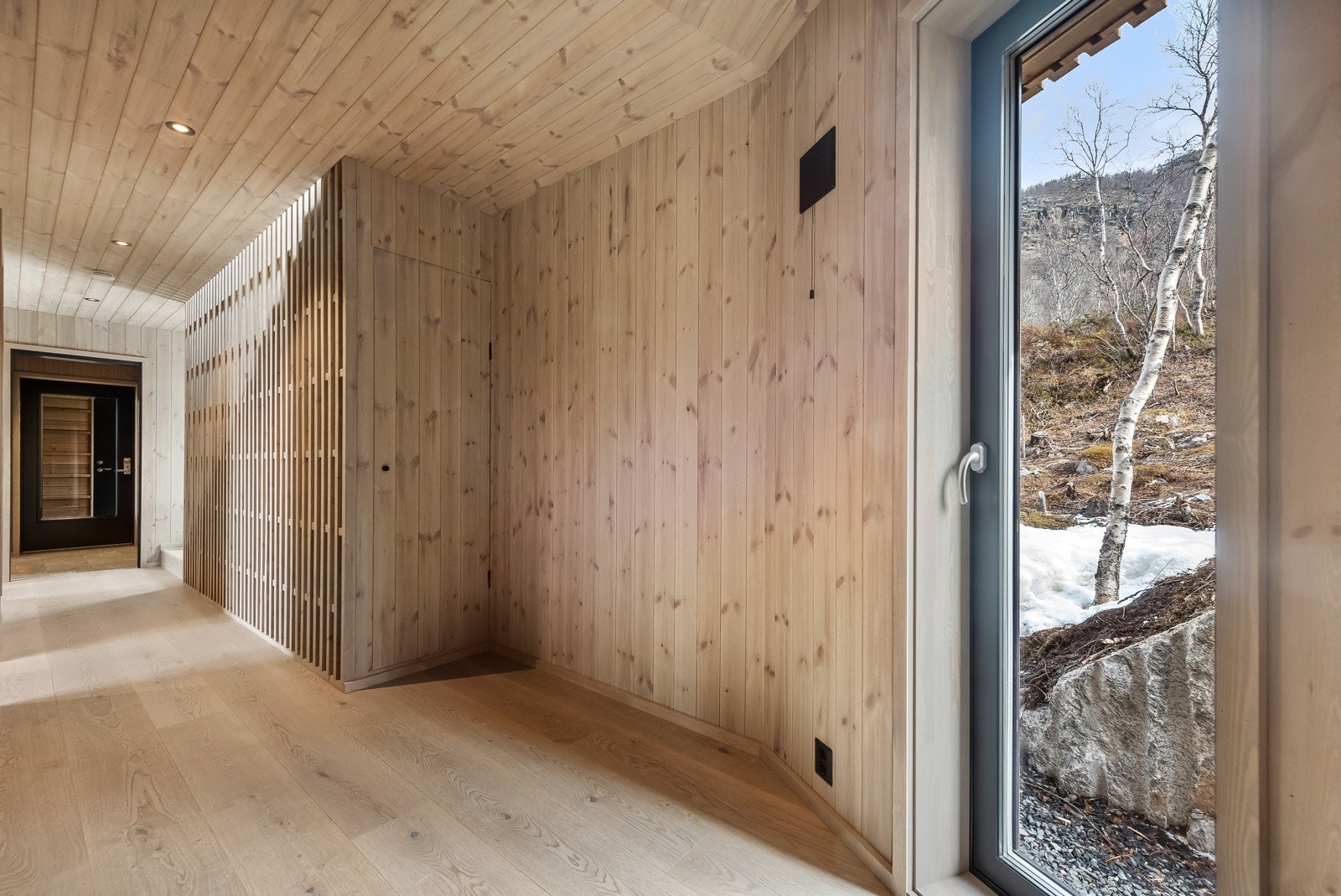 Romslig gang med plassbygde garderobeskap Galleribilde