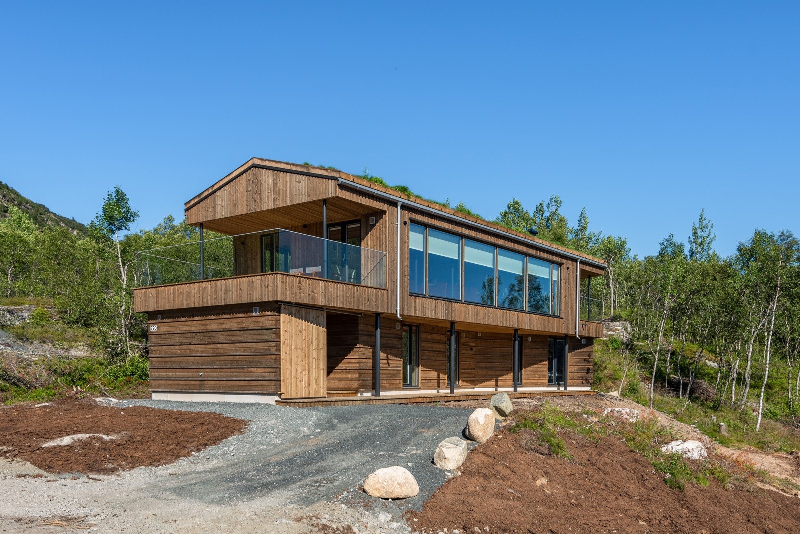 Den nøkkelferdige hytten ligger på intill Totakvannet med storslagen utsikt Galleribilde