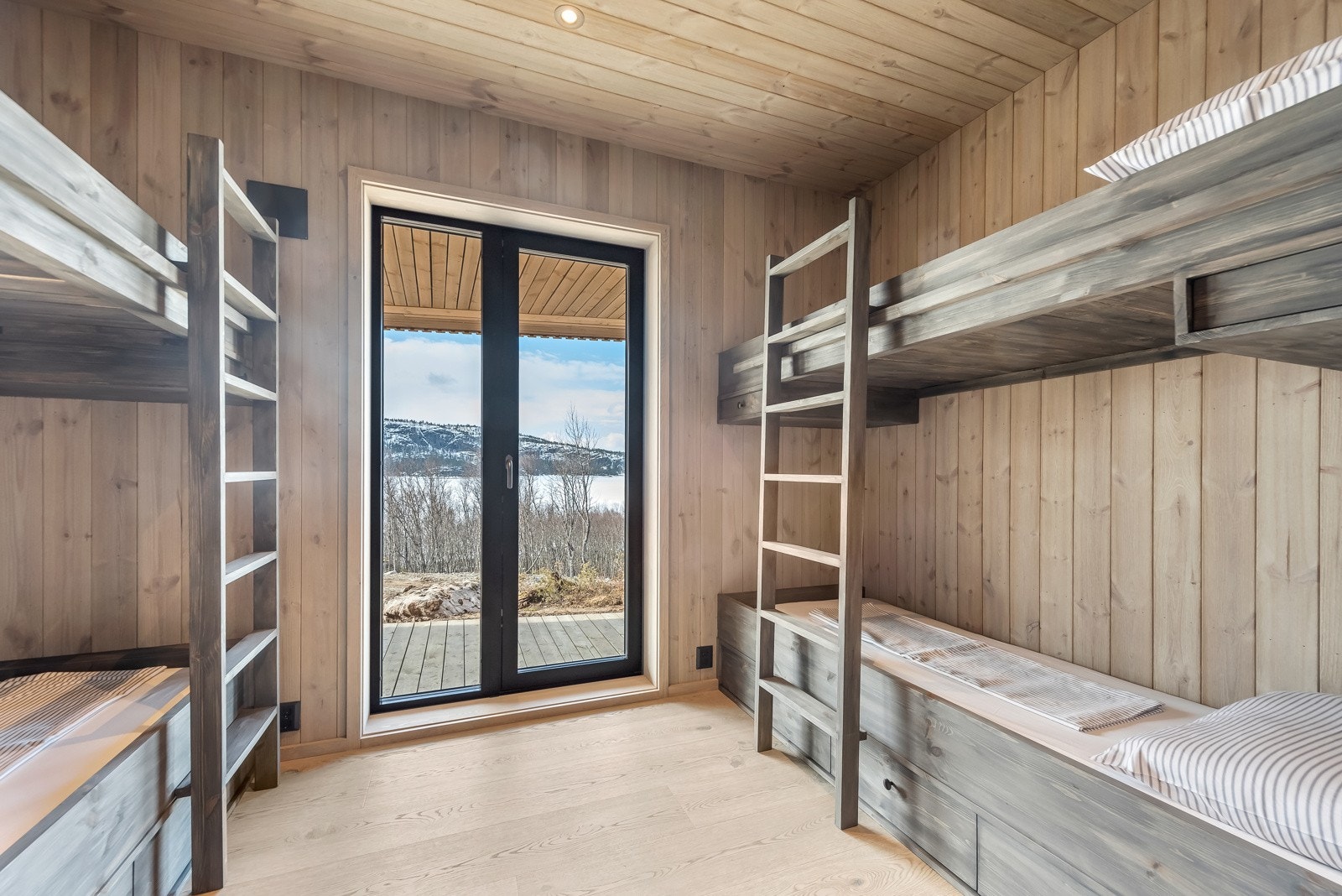 Soverom 3 med plassbygde køyesenger Galleribilde