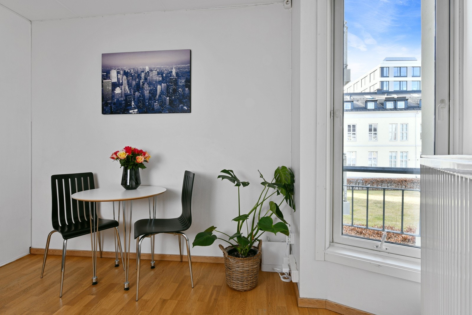 Spisegruppe i utleiedelen. Her er det ev. plass til seng eller sovesofa om ønskelig. Galleribilde
